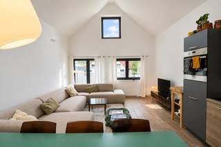 Dit knusse en energiezuinige appartement met 1 slaapkamer is gelegen in het centrum van Bornem. Via de trap bereikt u het appartement, waar u wordt verwelkomd in een inkomhal met praktische vestiairekast. De lichtrijke leefruimte, die open is tot in de nok, creëert een aangenaam en ruimtelijk gevoel en sluit naadloos aan op de open, ingerichte keuken, voorzien van onder andere een vaatwasser en koelkast. Vanuit de leefruimte heeft u toegang tot het zonnige terras van maar liefst 11 m². Verder beschikt het appartement over een slaapkamer met bergzolder en een badkamer uitgerust met douche, toilet, lavabo en voorzieningen voor een wasmachine en droogkast. Dankzij de elektrische vloerverwarming en het gunstige EPC-label B geniet u bovendien van een energiezuinige woonst. Interesse of wenst u een bezoek? Contacteer ons via 03/283.84.84 of viktor@ax-quality.be.