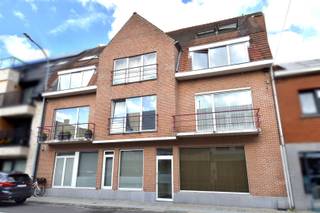 Op een absolute toplocatie in het centrum van Gullegem, vlakbij winkels, horeca, scholen en een bushalte, bieden wij u dit uniek investeringspand...