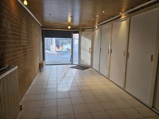 Goed gelegen op te frissen handelspand / kantoorruimte. Het pand bestaat uit een commerciele ruimte met etalage, een kitchenette met douche en...