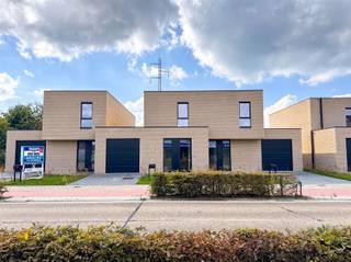 <h3><span>Nieuwbouwwoning met plat dak te huur nabij het centrum van Mol.</span></h3><p><span>Deze moderne nieuwbouwwoning is gelegen nabij het centrum van Mol en biedt een aangename combinatie van hedendaags wooncomfort, energiezuinigheid en een hoogwaardige afwerking. </span></p><p><span>De woning is instapklaar en zorgvuldig ontworpen met oog voor detail.</span></p><p><span>U betreedt de woning via een ruime inkomhal met gastentoilet. </span></p><p><span>Daarnaast bevindt zich een praktische ruimte die ideaal kan worden ingericht als bureau, hobbyruimte of extra berging.</span></p><p><span>De inpandige garage biedt voldoende plaats voor uw wagen en is voorzien van een laadmogelijkheid voor een elektrische wagen.</span></p><p><span>De open keuken is uitgerust met moderne toestellen en biedt alle comfort. </span></p><p><span>Dankzij de open indeling sluit de keuken naadloos aan op de ruime leefruimte. </span></p><p><span>De grote raampartijen zorgen voor een aangename lichtinval en bieden een mooi uitzicht op de zuidgerichte tuin.</span></p><p><span>Aansluitend aan de keuken bevindt zich een praktische berging/wasplaats.</span></p><p><span> </span></p><p><span>Op de eerste verdieping bevinden zich drie comfortabele slaapkamers, een ruime nachthal en een moderne badkamer met een mooie inloopdouche. </span></p><p><span>Tevens is er een apart toilet aanwezig.</span></p><p><span>De aluminium ramen zorgen voor een strakke, hedendaagse uitstraling en staan garant voor een goede isolatie en een onderhoudsvriendelijk karakter.</span></p><p><span> </span></p><p><span>Buiten beschikt de woning over een ruim terras van ca. 23 m², aangelegd met keramische tegels. </span></p><p><span>De toegang tot de voordeur en de oprit naar de garage zijn voorzien van waterdoorlatende klinkers.</span></p><p><span>De zuidgerichte tuin is volledig ingezaaid en omheind met zwarte draad. </span></p><p><span>Achteraan is er een poortje voorzien dat toegang geeft tot de servitudeweg en de gemeenschappelijke tuin met wadi.</span></p><p><span> </span></p><p><span>Een moderne en energiezuinige woning met een praktische indeling en aangename buitenruimte, op een gunstige locatie nabij het centrum van Mol.</span></p><p><span> </span></p><p><span>Interesse? Neem gerust contact met ons op voor meer informatie of om een bezoek ter plaatse in te plannen.</span></p>