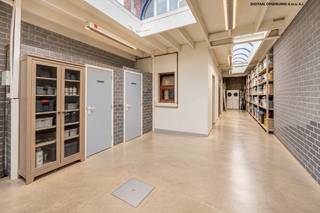 <p>Welkom in de Dokter Persoonslaan 23 te Willebroek, een eigendom boordevol mogelijkheden.</p><p>Bij het betreden van de woning kom je terecht in de inkomhal, die toegang geeft tot de lichtrijke leefruimte en de trap naar boven. Op de eerste verdieping bevindt zich de volledig uitgeruste keuken, voorzien van alle hedendaags comfort. Aansluitend vind je de gezellige woonkamer, waar airconditioning zorgt voor extra comfort.</p><p>De tweede verdieping beschikt over twee volwaardige slaapkamers, waarvan één met praktische ingemaakte kasten. Verder is er een ruime badkamer aanwezig, uitgerust met zowel een inloopdouche als een ligbad. Ook is er op deze verdieping een apart toilet voorzien.<br />Op het gelijkvloers geniet je bovendien van een ruime garage, zodat parkeergelegenheid nooit een zorg vormt.<br />De absolute troef van deze eigendom is zonder twijfel het ruime atelier achteraan de woning. Ideaal voor zelfstandigen of ondernemers die wonen en werken wensen te combineren. Dit pand biedt dan ook een unieke opportuniteit voor wie op zoek is naar ruimte, comfort en professionele mogelijkheden onder één dak.</p><p>Voor meer informatie en alle documenten: www.malines-group.be</p>