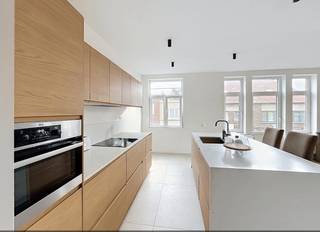 Vorst (Hoogte 100) - Twee-kamer appartement (2de verdieping)<br /><br />Vorst - Gelegen in een rustige straat vlakbij het Dudenpark, dicht bij alle voorzieningen (winkels, scholen, etc) en de tramhalte Coghen. Een gerenoveerd licht appartement van 80m² met twee slaapkamers (2de verdieping).<br /><br />Indeling:<br />Inkomhal, apart toilet, 1 badkamer, grote ruime open keuken volledig geïnstalleerd (oven, afwasmachine, inductiekookplaat en dampkap), berging met naast de keuken met frigo, diepvries, was-en droogmachine, een grote leefruimte, en twee slaapkamer (15m² en 12m²).<br /><br />Huurprijs:<br />1350€/maand <br />+ 75 € gemeenschappelijke kosten (onderhoud ventilatiesysteem, gemeenschappelijke elektriciteit, onderhoud gemeenschappelijke ruimtes)<br /><br />Nuttige informatie:<br />- kelder<br />- fietslokaal<br />- Beschikbaar vanaf 1/11/2026<br /><br />Interesse? Contacteer mij via email: kira.demaere@gmail.com of via sms op 0475214406<br />Bezoeken op dinsdag of donderdag tussen 10u en 12u en zaterdag voormiddag.<br /><br />Geen immokantoor aub.