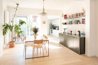 <p><span>Ontdek deze ruime en instapklare woning die in 2020 volledig werd gerenoveerd met oog voor comfort, licht en energiezuinig wonen. Via de inkomhal betreedt u de gezellige leefruimte met open keuken, waar de grote raampartijen zorgen voor een aangename lichtinval en een ruimtelijk gevoel.</span></p>
<p><span>Aansluitend geniet u van een zonnig zuidoostgericht terras — de ideale plek om te ontspannen. Op het gelijkvloers bevindt zich eveneens een apart gastentoilet.</span></p>
<p><span>Op de eerste verdieping vinden we twee volwaardige slaapkamers en een volledig uitgeruste badkamer. De ingerichte zolderverdieping werd slim omgevormd tot twee extra slaapkamers, ideaal voor grotere gezinnen, een thuisbureau of hobbyruimte.</span></p>
<p><span>Extra troeven: deze energiezuinige woning beschikt over een EPC-label B, conforme elektriciteitskeuring, asbestveilig.<br /><br />De woning is bovendien gelegen op wandelafstand van het Anthospark, een mooie groene omgeving die zorgt voor extra speelruimte en ontspanningsmogelijkheden voor kinderen en gezinnen uit de buurt.<br /></span></p>
<p><span>Een ideale gezinswoning op een uitstekende locatie in Merelbeke, dichtbij winkels, scholen, openbaar vervoer en belangrijke invalswegen.<br /><br />Richtprijs: 399.000€<br /></span></p>
<p><span>Mis deze unieke kans niet! Neem vandaag nog contact op voor meer informatie of een bezichtiging in te plannen.<br />Contacteer Ruben op 0479/ 03 90 17 of mail naar ruben@cornelis-goeman.be</span></p>