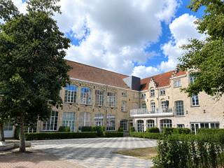ruim appartement op de 1ste verdieping in duplex<br />gelegen in het prachtige 't Keizershof in Diksmuide<br />rustig gelegen op wandelafstand van de Grote Markt<br /><br />alles nieuw, super energiezuinig en instapklaar<br />ruim, veel lichtinval, heel hedendaags en duurzame afwerking<br />volledig geschilderd, overal maatwerk ingemaakte kasten, overal verlichting en gordijnen<br /><br />omvattende een ruime en klare living, ingerichte bureelhoek, apart toilet, volledig ingerichte moderne open keuken, ruime berging, trap-/nachthal, 2 slaapkamers (met ingemaakte kasten), volledig ingerichte moderne badkamer en groot terras aan de achterzijde met open verzicht op Beersblote<br /><br />prijs appartement = 290.000 €<br />prijs garage (verplicht bij te kopen) = 33.000 €<br /><br />met mogelijkheid tot aankoop of huren van een extra garage en/of fietsenstalling
