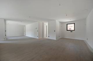 <strong>VERKOOP ONDER REGISTRATIERECHTEN (2% OF 12%) – LAATSTE NIEUWBOUWAPPARTEMENT MET 3 SLAAPKAMERS IN HEVERLEE<br /></strong>(appartement in laatste fase van afwerking)<br /><br />Dit stijlvol nieuwbouwappartement met drie slaapkamers is gelegen op de tweede verdieping van residentie Neroli, een kleinschalig en modern woonproject in de Groenstraat te Heverlee, op slechts 2 km van Leuven.<br /><br />Het appartement beschikt over twee terrassen en een privatieve kelder. Daarnaast is er een ondergrondse autostaanplaats beschikbaar, die kan worden aangekocht aan een prijs van 35.000 EUR.<br /><br />De oplevering is voorzien rond midden april 2026. De verkoop gebeurt onder het stelsel van registratierechten (2% of 12%), wat een financieel interessant alternatief kan zijn ten opzichte van een klassieke nieuwbouwverkoop onder 21% btw.<br /><br />Residentie Neroli combineert hedendaagse architectuur met een duurzame woonkwaliteit. Het appartement wordt verwarmd via vloerverwarming en is uitgerust met 40 individuele zonnepanelen. Dankzij het BEN-label (Bijna-EnergieNeutraal) geniet u van een energiezuinige woning met een hoog wooncomfort en lage energiekosten.<br /><br />Het appartement zal kwalitatief worden opgeleverd met een uitgeruste keuken, een ingerichte badkamer en douchekamer, evenals voldoende stopcontacten. <br /><br />Een ideale combinatie van modern wonen, energie-efficiëntie en een uitstekende ligging nabij het centrum van Leuven.<br /><br />Wenst u meer informatie over dit appartement?<br />Neem gerust contact op via lotte@immogve.be of telefonisch via 0474 38 63 93.