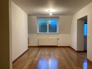 <p><span>Au coeur du quartier européen, magnifique appartement lumineux situé 3ème étage d'une maison de Ville, avec vue sur le parc. L'appartement dispose de 3 chambres à coucher (toutes avec armoires encastrées), une salle de bain, une salle de douche, 3 wc, un séjour avec coin repas, ainsi qu'un espace bureau. Parquet qualitatif partout, cuisine moderne entièrement équipée, un débarras, une place de parking, vidéophone, immeuble bien sécurisé ! Excellente situation, à proximité directe de la station de Train/Métro Schuman, et de toutes autres commodités. Disponible immédiatement et pour bail longue durée. A découvrir !</span></p>