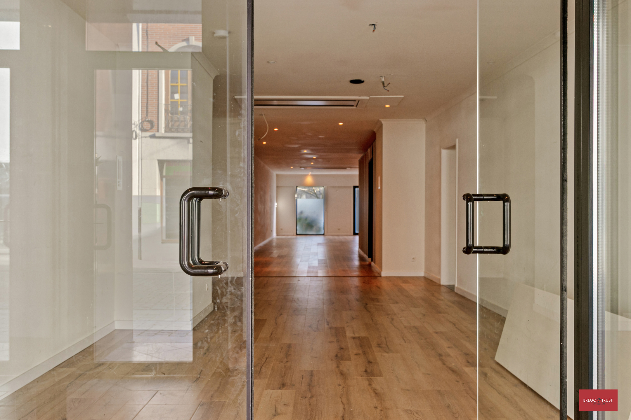 Twee naast elkaar gelegen handelspanden op de Bovenrij. - foto 4