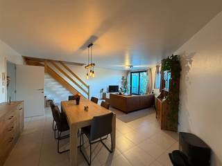 <p>Op een boogscheut van Leuven, Abdij van Park, Sportoase ... namelijk op de Geldenaaksebaan kan je dit ruim duplex twee slaapkamer appartement vinden. Het gebouw dateert van 2008 en kent een moderne uitstraling. Een ruime inkomhal brengt je naar de leefruimte met eetplaats en living. De keuken is volledig geïnstalleerd en heeft bijkomend een praktische berging. Verbonden aan de leefruimte is het terras en een trap dat je naar de tweede verdieping brengt. Deze verdieping is bestaande uit twee ruime slaapkamers en een badkamer. <br />Op de -1 verdieping van het gebouw kan je de kelderberging vinden alsook een autostaanplaats en dit inbegrepen in de huurprijs. <br /><br />Interesse? Plan een bezoek in: verhuur@connect-immo.be <br />125€ gemeenschappelijke kosten (nutsvoorzieningen privatief)</p><p>Beschikbaar vanaf 3 november 2026.</p>