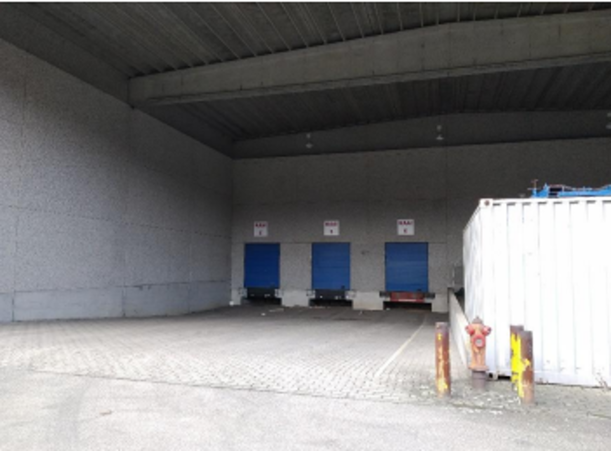 Ruim magazijn met kantoren, laadkade en parkeergelegenheid te huur in Kapellen - foto 2