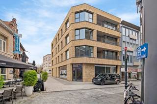 Deze gezellige, zonnige en vooral lichtrijke studio is op zoek naar een nieuwe eigenaar! Deze gunstig gelegen studio bevindt zich enerzijds in het centrum van de stad en anderzijds nabij een aantal invalswegen. Qua mobiliteit zit je hier goed. Indeling:- Inkomhal - Apart gastentoilet- Keuken volledig geëquipeerd met kookplat, dampkap, spoelbak, oven en inbouwkasten- Slaap- en leefruimte- Ingerichte badkamer met lavabomeubel en douche- Berging met aansluiting voor de wasmachine &amp; droogkast - Aangenaam terras Extra troeven:- Conforme elektriciteit- Interessante ligging- Gezellig, instapklaar geheel- Energetische topper! (E35)Het appartement bevindt zich nabij scholen en het openbaar vervoer. Ideaal als investering of voor eigen bewoning.!! De prijs is de startprijs om mee te beginnen biedenInteresse? Contacteer Valentine Duquesne 0493 25 32 62 voor meer informatie!