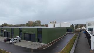 <p><span>NIEUW BIJ ANIMO VASTGOED!</span></p><p><span>Ontdek dit moderne magazijn van circa </span><span>230 m²</span><span> in de Nijverheidsstraat in Beringen een uitstekende locatie met vlotte verbinding naar de belangrijkste uitvalswegen. </span></p><p><span>Bij binnenkomst valt meteen de frisse uitstraling op: een nette sectionaalpoort, ruime manoeuvreerzone aan de voorzijde en een goed afgewerkte werkvloer. </span></p><p><span>Binnen is een toilet aanwezig, evenals een technische ruimte en bovenop is er een mezzanine-vloer voorzien, perfect geschikt om daar een kantoorruimte of bureel in te richten.</span></p><p><span>Dankzij de centrale ligging binnen een bedrijvige en goed ontsloten industriële zone, is dit pand ideaal voor groeiende KMOs, opslag- of distributieactiviteiten of bedrijven die opslag combineren met kantoor- of productiewerkzaamheden. </span></p><p><span>U kunt direct aan de slag in een instapklare omgeving die rust, bereikbaarheid en flexibiliteit combineert.</span></p><p><span>Voor meer informatie of om een bezichtiging te plannen, kan u terecht bij </span><span>Animo Vastgoed info@animovastgoed.be, tel: 011 22 07 50</span><span>.</span></p>