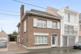 <p>Welkom in deze karaktervolle woning met loods in Wetteren. Deze ruime gezinswoning verenigt tijdloze uitstraling met hedendaags comfort en biedt tal van mogelijkheden om er uw ideale thuis van te maken.</p><p>Met een bewoonbare oppervlakte van ca. 226 m², verspreid over verschillende niveaus, beschikt de woning over vijf slaapkamers en twee badkamers. Het perceel van 431 m² laat toe een gezellige tuin en aangename buitenomgeving te creëren.</p><p>Op het gelijkvloers geniet u van een open leefconcept waar woon-, eet- en keukenruimte vloeiend in elkaar overlopen. De moderne keuken met groot kookeiland en kwalitatieve toestellen is volledig ingericht. Grote raampartijen zorgen voor overvloedig daglicht en een aangename, luchtige sfeer. De aansluitende leefruimte biedt alle ruimte voor ontspanning en gezellig samenzijn.</p><p>Op de bovenverdiepingen bevinden zich meerdere volwaardige slaapkamers met veel natuurlijke lichtinval. De twee badkamers zijn netjes onderhouden en praktisch ingericht.</p><p>Verder beschikt de woning over een kelder, berging en garage/loods die zorgt voor extra bergruimte of werkmogelijkheden.</p><p>De charmante bakstenen gevel, de vlot bereikbare ligging en de verzorgde tuin met terras maken dit pand bijzonder aantrekkelijk. De ideale gezinswoning!</p><p>EXTRA: De vermelde prijs is een richtprijs. Deze methode geeft jou, als potentiële koper, de kans om op een transparante manier te bieden. Na ontvangst van deze biedingen zal de verkoper beslissen of hij/zij de eigendom verkoopt aan het hoogste bod, de richtprijs is aldus niet bindend voor de verkoper.</p><p>Maak snel een afspraak via het nummer 053 47 19 19</p>