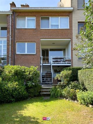 Située dans un quartier résidentiel calme et verdoyant de Ganshoren, cette maison unifamiliale en excellent état séduira les familles en quête...