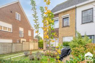 Ben je op zoek naar een woning te koop in Sint-Kruis met veel potentieel? Deze charmante halfopen bebouwing op een perceel van ca. 460 m² biedt...