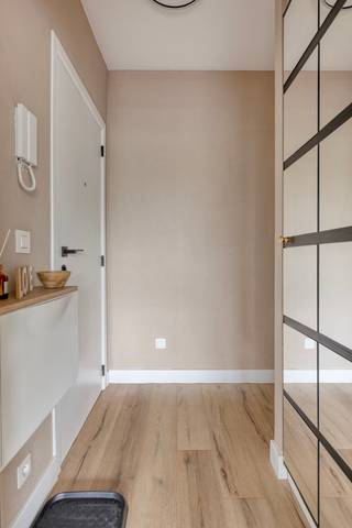 <p>Dit instapklare en volledig gerenoveerde appartement (2022) in Molenbeek combineert comfort, functionaliteit en een doordachte indeling.</p><p></p><p>Het appartement beschikt over een aangename slaapkamer, een volledig geïnstalleerde keuken, een praktische berging en een verzorgde badkamer met douche in bad. De lichtrijke leefruimte geeft rechtstreeks toegang tot een gezellig en zonnig terras, waar u in alle rust kunt genieten van de buitenlucht.</p><p>Daarnaast beschikt de woning over een private kelder die extra opslagruimte biedt.</p><p></p><p>Dankzij de grondige renovatie is dit appartement volledig instapklaar en uitermate geschikt als eerste woning, pied-à-terre of investering. De gunstige ligging in Molenbeek zorgt voor een uitstekende bereikbaarheid en bevindt zich op korte afstand van winkels, openbaar vervoer, scholen en andere dagelijkse voorzieningen.</p>
