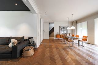 <p>De ruime inkomhal heet je welkom met een vestiaire en apart gastentoilet. En vanaf daar ontvouwt de woning, met zijn 338m2 bewoonbare oppervlakte, zich stukje bij beetje.<br />Eerst is er die indrukwekkende leefruimte.<br />Groot? Zonder twijfel. Maar vooral warm dankzij de prachtige visgraatparket, het daglicht en het zicht op de groene tuin.</p>
<p>De woonkamer in L-vorm vloeit bovendien mooi over in een gezellige zithoek. Ideaal voor een rustige filmavond, een goed boek of gewoon om even weg te kruipen terwijl de rest van het gezin nog gezellig napraat aan tafel.</p>
<p>De keuken ligt apart, en dat is hier alleen maar een troef. Ze is ruim, stijlvol en duidelijk ontworpen om echt in te leven. Terwijl de ene staat te koken aan het royale kookeiland, schuiven de anderen al aan tafel om huiswerk te maken, of eerder om een glaasje te drinken, een babbeltje te doen,... Dankzij de grote raampartijen en het zicht op het groen voelt deze ruimte licht en uitnodigend aan. Een plek waar ontbijt op zondag moeiteloos overgaat in een lange koffieklets<br />Achter de keuken wacht nog een verrassend handige extra ruimte. Vandaag doet ze dienst als speelkamer, maar dankzij de aparte douche en lavabo is ze goud waard voor actieve gezinnen. Modderige scoutschoenen, een voetbaltraining of een namiddag ravotten in de tuin? Even afspoelen en pas daarna het huis in. Natuurlijk leent deze ruimte zich evengoed perfect als bijkeuken, hobbyruimte of praktische berging.</p>
<p>En zodra de zon zich laat zien, verhuis je naar...buiten.<br />De tuin rondom de woning biedt precies wat je hoopt te vinden bij een vrijstaande villa: rust, privacy en meer dan voldoende plaats voor lange zomeravonden, spelende kinderen en een comfortable lounge.</p>
<p>Op de eerste verdieping wachten vier bijzonder ruime slaapkamers en twee volwaardige badkamers.</p>
<p>De master bedroom verdient daarbij een apart hoofdstuk.<br />Hier voelt wakker worden een beetje alsof je in een boetiekhotel verblijft. Een royale dressing met ingemaakte kasten zorgt voor alle comfort, terwijl de ensuite badkamer met ligbad, inloopdouche, een eigen toilet en warme afwerking heerlijke hamam-vibes oproept.</p>
<p>De overige slaapkamers zijn stuk voor stuk volwaardige kamers waar kinderen of gasten zich onmiddellijk thuis voelen.<br />Op de ruime overloop werd bovendien een stijlvolle thuiswerkplek gecreëerd. Dankzij de vide en de lichtinval voelt dit allesbehalve aan als een verloren hoekje, maar eerder als een praktisch en sfeervol plekje.</p>
<p>De woning werd stijlvol gerenoveerd, beschikt over een garage met laadpaal, een ruime zolder en een degelijke betonnen constructie. De vele ingemaakte kasten zorgen ervoor dat ook het dagelijkse leven hier bijzonder comfortabel verloopt.</p>
<p>En dan is er natuurlijk nog de ligging.<br />Elsdonk behoort al jarenlang tot de meest gegeerde woonbuurten van Wilrijk. Rustig, groen en residentieel, maar tegelijk verrassend dichtbij scholen, winkels, sportclubs en belangrijke invalswegen. En deze villa? Die ligt ook nog eens in een<strong> </strong>gezellige doodlopende straat. Een straat waar auto's eerder uitzondering dan regel zijn en kinderen buiten spelen. Een klein detail misschien... maar eentje dat je elke dag opnieuw weet te appreciëren.</p>
<p>Troeven:<br />- Vrijstaande villa op een mooi perceel (727m2)<br />- Gelegen in het gegeerde Elsdonk<br />- Stijlvol gerenoveerd<br />- Prachtige visgraatparket<br />- Zeer ruime leefruimte<br />- Mooie leefkeuken<br />- Luxueuze master met dressing en ensuite badkamer<br />- Garage met laadpaal<br />- Betonnen constructie<br />- Mooie tuin rondom de woning<br />- Ingemaakte kasten<br />- Ruime zolder<br /><br />Wg, Gvkr, Vv, Gmo, Geen overstromingsgevoelig gebied, geen worg</p>
