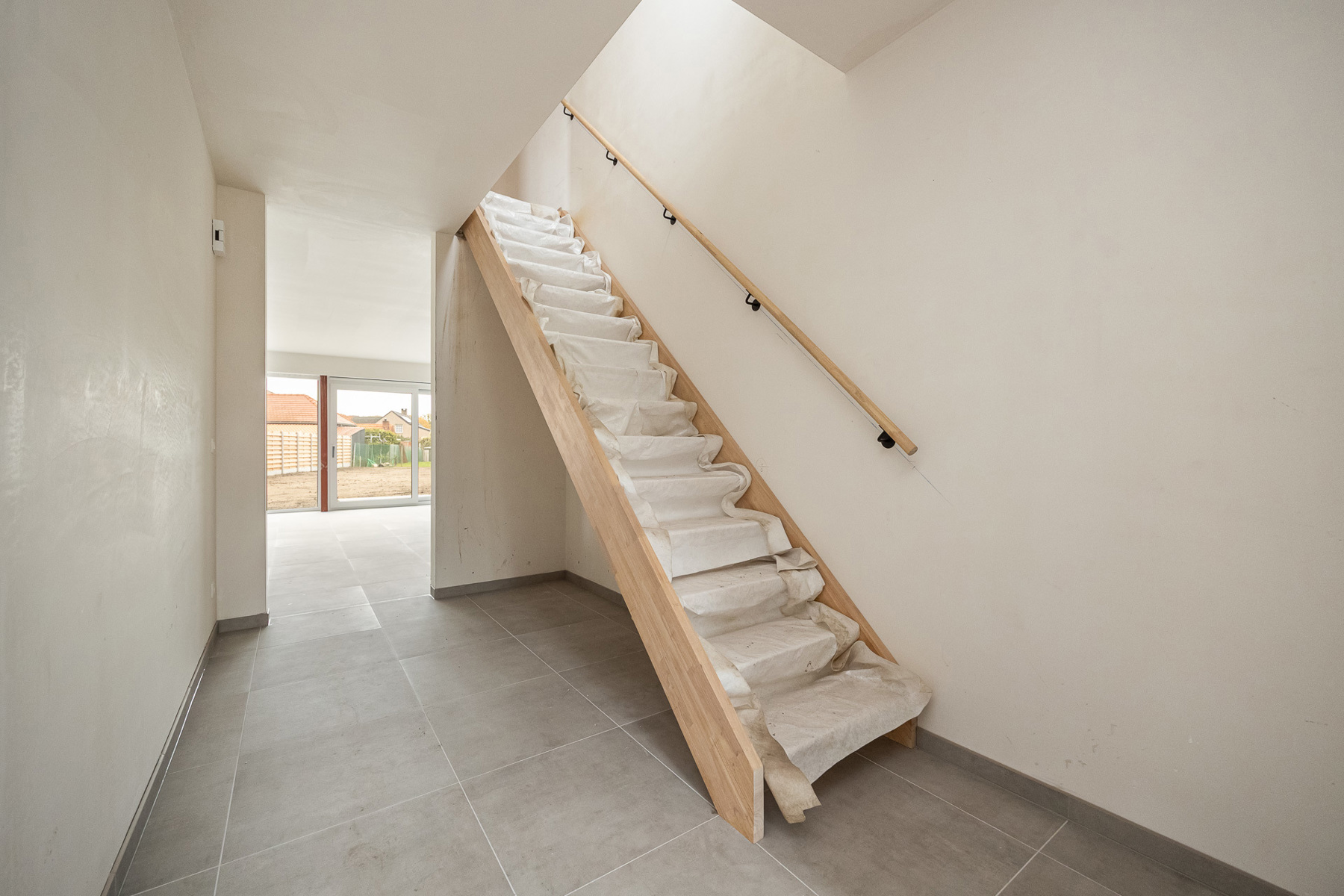 Halfopen woning met 3 slaapkamers en inpandige garage. - foto 3