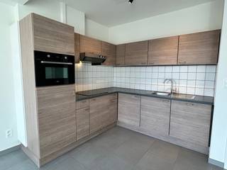 Instapklaar 1-slaapkamerappartement in het hart van Bilzen-Centrum.<br /><br />Dit charmante appartement met 1 slaapkamer bevindt zich op een toplocatie aan de Markt van Bilzen.<br /><br />Via de inkomhal krijg je toegang tot de ruime slaapkamer, een aparte toiletruimte, de badkamer met douche en lavabo, en de lichtrijke leefruimte met een prachtig uitzicht over de Markt.<br /><br />Het appartement wordt verwarmd op aardgas en is volledig instapklaar.<br /><br />Het appartement werd volledig opnieuw geschilderd, en voorzien van verlichting en verduistering.  In de keuken zijn alle elektrische toestellen vernieuwd.  Er is een nieuwe combi wasmachine/droogkast geplaatst.   De slaapkamer heeft een nieuwe vloer.  De badkamer is voorzien van een nieuwe douche en een nieuw badkamermeubel.  Het volledige appartement werd volledig opgefrist.  <br />De vaste kosten zijn €50.<br /><br />Voor meer info of een bezoek ter plaatse neem contact op met Valere Vangeel op 0472 32 34 24 of valere@vestio.com