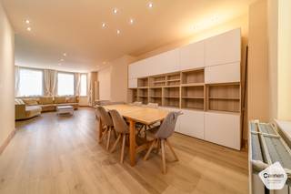Centraal gelegen in De Panne bevindt zich deze <strong>ruime, op te frissen</strong> <strong>eigendom</strong>, bestaande uit een handelsruimte op het gelijkvloers en een ruim appartement op de bovenliggende verdiepingen. Een pand met heel wat potentieel voor wie wonen en werken wil combineren of op zoek is naar een veelzijdige eigendom op een centrale ligging.<br /><br /><strong>Indeling</strong><br /><br /><strong>Gelijkvloers – handelsruimte</strong>
<ul>
<li>Inkomhal</li>
<li>Handelsruimte met diverse mogelijkheden</li>
<li>Meerdere stockage- en bergruimtes</li>
<li>Paskamers</li>
<li>Apart toilet</li>
<li>Bijkeuken achteraan</li>
</ul>
<strong>Eerste verdieping</strong>
<ul>
<li>Zeer ruime en lichtrijke leefruimte met spots en veel raampartijen</li>
<li>Eetplaats met diverse kastruimtes</li>
<li>Apart toilet</li>
<li>Ruime, vernieuwde keuken</li>
<li>Aangrenzende koer, ingericht als gezellig stadstuintje</li>
</ul>
<strong>Tweede verdieping</strong>
<ul>
<li>Ruime badkamer met groot ligbad en grote inloopdouche</li>
<li>Lavabo en voorziening voor wasmachine</li>
<li>3 slaapkamers, waarvan één met veel kastruimte, één zeer ruime slaapkamer en één slaapkamer met aangrenzend terrasje</li>
</ul>
<strong>Zolderruimte / extra slaapkamer</strong><br /><br />De eigendom is<strong> op te frissen,</strong> maar verschillende renovatiewerken werden reeds uitgevoerd. Zo werd d<strong>e keuken vernieuwd, isolatie aangebracht en werden bepaalde delen van het dak vernieuwd.</strong><br /><br />Dankzij de royale ruimtes, de centrale ligging en de combinatie van woon- en handelsruimte biedt deze eigendom <strong>tal van mogelijkheden.</strong><br /><br /><strong>EPC appartement: C<br />EPC handelsruimte: E</strong><br /><br />Bent u op zoek naar een <strong>ruime eigendom met commerciële mogelijkheden in het hart van De Panne</strong>? Dan is dit pand zeker een bezoek waard. Ontdek zelf de ruimte en het potentieel dat deze eigendom te bieden heeft en plan vandaag nog uw bezoek!