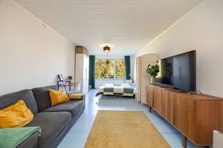 <p><span>Studio met uitzicht op de Kruidtuin in Mechelen</span></p><p><span> </span></p><p><span>Op zoek naar een interessante investering of een leuke studio op een toplocatie in Mechelen? Deze studio van 36 m²,  gelegen op de derde verdieping van een appartementsgebouw op het Raghenoplein, biedt tal van mogelijkheden. Alle voorzieningen zoals winkels, scholen en openbaar vervoer bevinden zich op wandelafstand van deze studio. Het station Mechelen Centraal is slechts enkele minuten wandelen van de voordeur. Voor wie met de wagen op stap gaat, zorgt de Tangent voor een uitstekende verbinding met de E19 Antwerpen/Brussel.</span></p><p><span> </span></p><p><span>De studio beschikt over een open woon- en slaapruimte, keuken en een afgesloten badkamer. De keuken werd in 2023 volledig vernieuwd, inclusief de splinter nieuwe toestellen. Het zicht op de Kruidtuin is een onklopbaar en uitzonderlijk groen uitzicht, midden in de stad. Dankzij de centrale ligging en de nabijheid van de Thomas More hogeschool en het station is deze studio uitermate geschikt als investering. In de ondergrondse verdieping zijn er twee kelderbergingen en twee staanplaatsen die mee dienen te worden aangekocht. Een buitenkans op een locatie als deze, waar opbergruimte en parkeerplaatsen enorm gegeerd zijn.</span></p><p><span> </span></p><p><span> </span></p><p><span>Indeling:</span></p><p><span>-Studio met woonruimte, keuken en badkamer.</span></p><p><span>-Twee staanplaatsen</span></p><p><span>-Twee kelderbergingen </span></p><p><span> </span></p><p><span>Troeven:</span></p><p><span>-Toplocatie</span></p><p><span>-Interessant voor investeerders</span></p><p><span>-Mogelijkheid tot aankoop twee staanplaatsen</span></p><p><span> </span></p><p><span>Ben jij geïnteresseerd in deze studio met twee staanplaatsen te koop in Mechelen, ben je op zoek naar ander vastgoed, een investering of wens je de waarde van jouw eigendom te kennen? Dan ben je bij BOLT immo aan het juiste adres! Wij helpen jou graag verder.</span><span> </span></p>