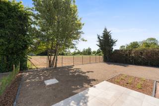 [[ DIT PAND NEEMT DEEL AAN DE ERA OPEN HUIZEN DAG OP 19/9 VAN 11:00 TOT 12:00 ]]
<p>Bent u op zoek naar energiezuinig en zorgeloos wonen? Een ideale investering? Of zoekt u eerder een moderne woning met oog op kwaliteit &amp;amp; comfort? Gevonden!</p>

<p> </p>

<p>In de tweede bouwlijn en op een boogscheut van oprit E40 Aalst vinden we dit uitstekend gelegen nieuwbouwproject Eliani met 8 halfopen en gesloten bebouwingen. Elke woning in deze moderne verkaveling beschikt over 3 slaapkamers, een afgesloten privé tuin, een private berging en een autostaanplaats.</p>

<p> </p>

<p>Zo gebruikt men 'floor to ceiling windows' voor zoveel mogelijk lichtinval en geniet je van een lage energiefactuur dankzij de zonnepanelen, de regenwaterput en de warmtepomp (vloerverwarming &amp;amp; koeling met ingebouwde boiler).</p>

<p> </p>

<p><u>Indeling W8</u></p>

<p>Via de inkomhal met apart toilet komen we in de leefruimte met half open keuken met aansluitend een berging. Dankzij de ingewerkte schuiframen is er geen opstap naar het terras met afgesloten tuin. Op de bovenverdieping vinden we 3 slaapkamers, wasplaats en de badkamer met inloopdouche, bad en dubbele lavabo en toilet.</p>