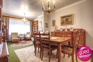 Centraal gelegen gezinswoning met 3 slaapkamers, 2 leefruimtes en een grote zonnige tuin met 2 terrassen, uitstekend gelegen op wandelafstand...