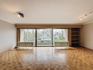 Op de eerste verdieping van een verzorgd gebouw, gelegen aan de Oude Baan te Brasschaat, bevindt zich dit aangename appartement met twee...
