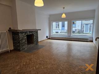 TOF LICHTRIJK 1 SLPK GELIJKVLOERSAPPARTEMENT. Bestaande uit: Inkomhal met vestiaire/schoenenkast, lichtrijke woonkamer (24m2), keuken,...