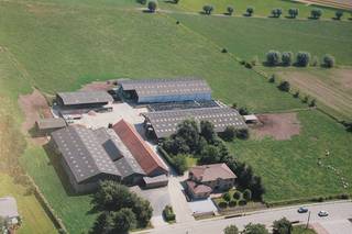 Vleesveebedrijf met mooie gebouwen en moderne woning te koop te Evergem (Sleidinge).Vooraan ligt de ruime, mooi ingerichte woning.Achter de woning is...