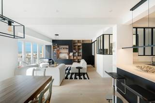 Op een gegeerde ligging nabij het Albertstrand bevindt zich dit smaakvol gerenoveerde appartement, waar hedendaags wooncomfort wordt gecombineerd met een mooi zijdelings uitzicht op zee.<br />De lichtrijke leefruimte vormt het hart van het appartement en omvat een gezellige zithoek, eetplaats en volledig geïntegreerde open keuken. De grote raampartijen zorgen voor een aangename lichtinval en laten u optimaal genieten van de ligging en het uitzicht.<br />Het appartement beschikt over twee volwaardige slaapkamers en een derde, compactere kamer die perfect kan worden ingericht als kinderslaapkamer, bureau of gezellige leesruimte. Iedere slaapkamer beschikt over een eigen douchekamer met wastafel. Daarnaast werd er veel aandacht besteed aan praktische, ingemaakte kastruimte.<br />De combinatie van de hoogwaardige renovatie, de doordachte indeling en de ligging vlak bij zee maakt dit appartement bijzonder geschikt als vaste verblijfplaats of tweede verblijf aan de kust.<br />Een privatieve kelder is inbegrepen en in de residentie is tevens een gemeenschappelijke fietsenberging aanwezig.