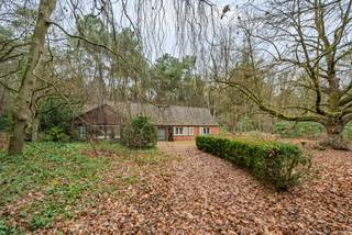In de stad Geel, palend aan Winkelomheide ligt een domein van 12 hectare, waarvan ca 2 hectare landbouwgrond is. (landbouwgrond optioneel aan te kopen) Op dit domein staat van oudsher een bescheiden, te renoveren woning met drie slaapkamers, een ruime veranda en een inpandige garage. Eveneens staat er een houten chalet met 2 slaapkamers, kelder en garage. Het beschikt over een aangelegde vijver voor zomerse zwempartijen, winters schaatsplezier. De mini-golfbaantjes en het tennisterrein liggen er wat onderkomen bij maar zouden een meerwaarde kunnen zijn. Dit domein biedt privacy, en genieten in de natuur.<br /><br />Ontdek dit zeldzame en uitgestrekte domein, ideaal gelegen in het groene Geel, palend aan het pittoreske Winkelomheide. Met een indrukwekkend perceel van circa 12 hectare (waarvan ca. 2 hectare landbouwgrond), biedt dit eigendom een ongeëvenaarde mate van privacy en een directe verbinding met de natuur. Dit is de ultieme kans voor wie droomt van een exclusief landgoed om te renoveren, te herbestemmen tot een recreatieve oase, of simpelweg te ontsnappen aan de drukte van alledag.<br />De Troeven van het Domein<br />Twee Woongelegenheden met Potentieel:<br />•Hoofdwoning: Een bescheiden, van oudsher aanwezige woning met drie slaapkamers, een ruime veranda en een inpandige garage. Deze woning wacht op een liefdevolle renovatie om te transformeren tot een moderne gezinswoning (houd er rekening mee dat de Vlaamse renovatieverplichting van toepassing kan zijn).<br />•Houten Chalet: Een charmant tweede verblijf met twee slaapkamers, een kelder en een garage, perfect voor gasten, verhuur (mits de bestemming dit toelaat) of als rustige thuiswerkplek.<br />Natuur en Recreatie:<br />•Aangelegde Vijver: Een prachtige waterpartij die uitnodigt tot zomerse zwempartijen, en winters schaatsplezier.<br />•Uitgestrekt Groen: Geniet van de rust en de ruimte die 12 hectare eigen grond u biedt. Een paradijs voor natuurliefhebbers, paardenhouders of rustzoekers.<br />•Recreatieve Faciliteiten: Hoewel het minigolfterrein en de tennisbaan momenteel onderkomen zijn, bieden ze een enorme meerwaarde voor wie het domein nieuw leven wil inblazen met sport- en ontspanningsmogelijkheden.<br />Een Locatie die Inspireert<br />Gelegen in een bosrijke omgeving, garandeert dit domein een idyllische leefomgeving, weg van nieuwsgierige blikken, maar toch dichtbij de nodige voorzieningen.<br />Dit uitzonderlijke vastgoed Is Ideaal voor:<br />•Liefhebbers van ruimte en de natuur.<br />•Kopers die dromen van een privédomein met ontspanningsmogelijkheden.<br />•Professionelen die wonen en werken in een groene omgeving willen combineren.<br />Mis deze unieke kans niet om eigenaar te worden van een exclusief perceel in de regio Geel.<br />Neem contact op voor een bezichtiging en laat u betoveren door de mogelijkheden die dit domein te bieden heeft.<br />OPGELET: de aangekondigde verkoopprijs omvat het bosgebied inclusief de woning en chalet. De landbouwgrond is optioneel aan te kopen.
