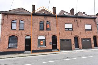 Volledig te renoveren rijwoning mét afzonderlijke garage (vlakbij - gedeelde oprit) gelegen aan de Oekensestraat, nabij de kern van Rumbeke (scholen, bushalte, supermarkt, slager, bakker,...), AZ Delta alsook de Grote Ring en oprit autosnelwegen.<br />De woning, is op heden als volgt ingedeeld:<br />inkomhal met trap - woonkamer - kelder - keuken - douchekamer/toilet - koer - nachthal - slaapkamer 1 - slaapkamer 2 - vaste trap naar zolder (uitbreiding mogelijk). Renovatieplicht van toepassing - EPC label > F (699 kWh/m² - onderhevig aan renovatieplicht) - asbestveilig - beschikbaar bij akte.<br />Naast de aanpalende woning (27) is er een gedeelde oprit met toegang tot de meest linkse garage, die bij deze woning hoort. De woning vraagt een volledige renovatie.<br /><br />Interesse? Contacteer Sarah (sarah@futurimmo.be - 0472 613 011)
