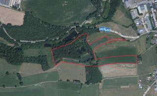 In midden van het groen gelegen weilanden, bos, 3 vijvers en te renoveren chalet (ca 40m), op een perceel van meer dan 5ha.Dit is de plaats voor...