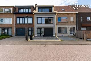 <p><strong><span>Exclusieve bel-etage met praktijkruimte en tuin</span></strong></p>
<p><span>Soms ligt een woning op de perfecte locatie. Soms biedt ze uitzonderlijk veel ruimte. Soms geniet u van hoogwaardige afwerking en optimaal wooncomfort. Zelden vindt u een woning die dit alles combineert.</span></p>
<p><span>Achter de moderne gevel schuilt een volledig gerenoveerde woning waar kwaliteit, functionaliteit en woonbeleving centraal staan. Met maar liefst </span><strong><span>205 m² bewoonbare oppervlakte</span></strong><span>, een </span><strong><span>polyvalente ruimte van 32 m²</span></strong><span>, een </span><strong><span>inpandige garage</span></strong><span> en </span><strong><span>twee private parkeerplaatsen</span></strong><span> op eigen terrein onderscheidt deze woning zich moeiteloos.</span></p>
<p><span>De lichtrijke leefruimte sluit naadloos aan op de stijlvolle, volledig uitgeruste keuken. Grote raampartijen geven toegang tot het zonnige </span><strong><span>dakterras van 30 m²</span></strong><span> met elektrische zonneluifel. Via de buitentrap bereikt u de gezellige, zuidoost georiënteerde tuin die verrassend veel privacy biedt.</span></p>
<p><span>De woning werd met veel oog voor detail gerenoveerd en afgewerkt met hoogwaardige materialen. Maatwerk vormt de rode draad doorheen het interieur, met ingebouwde kasten, op maat gemaakte bureaus en een stijlvolle dressing. Praktische extra's zoals vloerstopcontacten en automatische verlichting zorgen voor extra comfort.</span></p>
<p><span>Op de tweede verdieping bevinden zich twee ruime slaapkamers, een dressing en een moderne badkamer. Op het gelijkvloers vindt u een volwaardige multifunctionele ruimte met eigen badkamer. Ideaal als praktijkruimte, thuiskantoor, hobbyruimte, zorgunit of studio met de mogelijkheid tot een keuken voor een inwonend gezinslid.</span></p>
<p><span>Ook energetisch scoort deze woning uitstekend dankzij HR-beglazing, fotovoltaïsche zonnepanelen, een groendak en een gunstig </span><strong><span>EPC-label B</span></strong><span>.</span></p>
<p><span>Rustig gelegen in een doodlopende straat, midden in het groen en toch vlak bij het dorpscentrum, winkels en scholen. De tramhalte bevindt zich op slechts 100 meter, waardoor u in ongeveer 10 minuten in het centrum van Antwerpen staat.</span></p>
<p><strong><span>Troeven</span></strong><br /><span>✔ 205 m² bewoonbare oppervlakte</span><br /><span>✔ Polyvalente ruimte van 32 m²</span><br /><span>✔ EPC B</span><br /><span>✔ Fotovoltaïsche zonnepanelen</span><br /><span>✔ Dakterras van 30 m² met elektrische zonneluifel</span><br /><span>✔ Zuidoost georiënteerde tuin</span><br /><span>✔ Inpandige garage + 2 parkeerplaatsen</span><br /><span>✔ Hoogwaardige afwerking op maat</span><br /><span>✔ 2 badkamers</span></p>
<p><strong><span>Discovery Day op woensdag 15 juli</span></strong><span> – uitsluitend op afspraak. De beschikbare tijdsloten zijn beperkt. Contacteer ons vandaag nog en ontdek zelf de ruimte, afwerking en veelzijdigheid van deze unieke woning.</span></p>