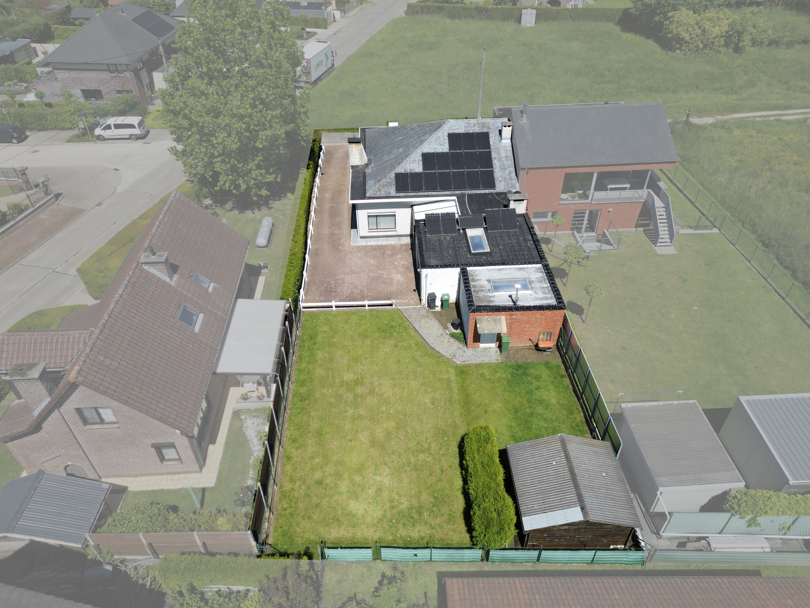 Rustig gelegen, halfopen Bungalow met veel potentieel! - foto 1