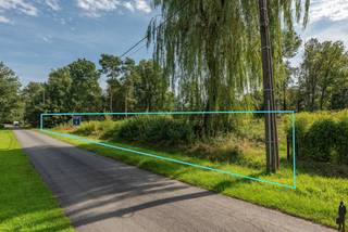 Zuidgeoriënteerde bouwgrond van ca. 2.503 m² met een straatbreedte van ca. 50,5 m en een perceeldiepte van ca. 52 m.Bestemming: eengezinswoning en...