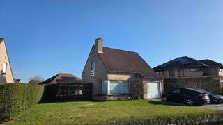 In een rustige wijk vlakbij het centrum van De Pinte vinden we deze leuke woning terug. De indeling is als volgt: bij binnenkomst hebben we een...