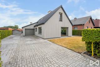 <span>Bent u op zoek naar een ruime huurwoning waar iedereen zijn eigen plek kan vinden? Deze verzorgde open bebouwing combineert een royale woonoppervlakte met een zonnige, aangename tuin en biedt maar liefst vier slaapkamers en twee badkamers.</span><br /><br /><span>Bij het binnenkomen wordt u verwelkomd in een ruime inkomhal met aansluitend een bezoekerstoilet. De woning beschikt over een aangename leefruimte en een aparte keuken, ideaal voor wie wonen en koken graag van elkaar gescheiden houdt.</span><br /><br /><span>Op het gelijkvloers bevinden zich bovendien twee slaapkamers en een badkamer, wat de woning bijzonder praktisch maakt voor gezinnen die graag deels gelijkvloers wonen. De inpandige garage zorgt voor extra comfort en bergruimte.</span><br /><span>De bovenverdieping biedt nog twee volwaardige slaapkamers en een tweede badkamer. Hierdoor beschikt de woning over een bijzonder flexibele indeling en voldoende privacy voor elk gezinslid.</span><br /><br /><span>Buiten geniet u van een ruime, zonrijke tuin, de ideale plek om te ontspannen of gezellig samen te genieten van mooie dagen.</span><br /><span>Een ruime en veelzijdige gezinswoning waar comfort en ruimte centraal staan.</span><br /><br /><span>Beschikbaar vanaf 16/09/2026. </span><br /><br /><span>Ontdek zelf de vele mogelijkheden die deze woning te bieden heeft en contacteer Stefanie op het nummer 055/59 50 10 of via e-mail: stefanie.browaeys@weinvest.be, voor een afspraak ter plaatse. </span>