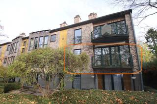 Dit appartement op de eerste verdieping en beschikt over o.a. een terras vooraan, twee (achteraan gelegen) slaapkamers, een handige berging naast de keuken en grote, ondergrondse garagebox.<br /><br />Maandelijkse provisie van € 75 betreft gemeenschappelijke kosten deel huurder.<br />Individuele verbruiksmeters van gas, water en elektriciteit.<br /><br />Het appartement is gelegen vlakbij o.a. Gasthuisberg, oprit E40/314 en het Van Waeyenberghpark.<br />Het ligt op de binnenring, maar is ervan gescheiden door een brede, groene buffer (Oude Vestenpark); wat - gezien ook de alu-ramen met dubbel glas - een rustig woongenot garandeert.<br /><br />Vrij 1 FEBRUARI, maar mogelijk al op 1 DECEMBER.<br />Huurcontract 3-6-9 (9 jaar). Betreft hoofdverblijfplaats (geen professioneel gebruik, geen studenten).<br /><br /><em>Te bezichtigen na TELEFONISCH contact op 016 23 44 16 tijdens de openingsuren (niet via mail aub, bedankt).<br />VIEWINGS AFTER CALLING US ON 016 23 44 16 during office hours (not by email please, thank you).</em>