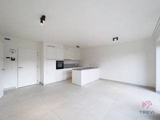 <p>Ontdek dit tweeslaapkamerappartement gelegen in het project Mench, een nieuw residentieel geheel dat hedendaagse architectuur combineert met een groene omgeving. Georganiseerd rond een ruime gemeenschappelijke tuin, biedt het een rustige leefomgeving in het hart van de stad.</p>
<p>Het appartement beschikt over een ruime, lichtrijke woonkamer met een open, volledig uitgeruste keuken, wat zorgt voor een gezellige leefruimte. De twee slaapkamers bieden comfortabele oppervlaktes, ideaal voor een gezin, een koppel of co-living. Een privatief terras verlengt op aangename wijze de binnenruimte.</p>
<p>In de onmiddellijke nabijheid van openbaar vervoer, winkels en hoofdwegen vormt dit pand een ideale opportuniteit die comfort en praktisch gemak combineert.</p>
<p>De technische uitrusting garandeert optimaal comfort: uitstekende energieprestatie met een EPC A, warmtepomp, zonnepanelen, ventilatiesysteem met dubbele flux, vloerverwarming, kwaliteitsvolle materialen en verzorgde afwerkingen. Lage provisies. Onmiddellijk beschikbaar. Mogelijkheid om een parkeerplaats te huren tegen meerprijs (met of zonder laadpaal). Oppervlaktes worden ter indicatie opgegeven.<br /><br /></p>
<p><span>Indeling </span>:</p>
<ul>
<li>Inkomhal</li>
<li>Slaapkamer 1</li>
<li>Slaapkamer 2</li>
<li>Toilet</li>
<li>Doucheruimte</li>
<li>Wasruimte</li>
<li>Woonkamer met volledig ingerichte open keuken</li>
<li>Terras</li>
</ul>
<p><br /><br /></p>