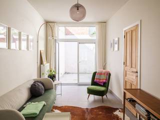 <strong>Ruime, instapklare woning met 3 slaapkamers en zuidwestgerichte buitenruimte, op wandelafstand van het bruisende stadscentrum en Dok Noord.</strong><br /><br />Deze woning beschikt over drie slaapkamers en een aangename buitenruimte van 26 m². Ze is gelegen in een residentiële wijk in het centrum van Gent, in de nabijheid van winkels, scholen en alle nodige voorzieningen.<br /><br />Achter de charmante, verzorgde voorgevel bevindt zich een lichtrijk geheel, dankzij de grote raampartijen en de hoge plafonds, zowel op het gelijkvloers als op de eerste verdieping.<br /><br />We betreden de woning via de inkomhal met dubbele deuren, die leidt naar de traphal met gastentoilet en verder naar de open leefruimte met eetplaats en zithoek.<br /><br />Aansluitend bevindt zich de open keuken, met een praktische en heldere indeling die naadloos doorloopt naar de achterliggende buitenruimte.<br /><br />Op de eerste verdieping bevinden zich twee slaapkamers, de badkamer met inloopdouche, wastafel en toilet, en een aparte wasberging.<br /><br />De tweede verdieping biedt een polyvalente ruimte die kan dienen als derde slaapkamer, bureau of hobbyruimte.<br /><br />Het instapklare comfort, dankzij een renovatie in 2017, resulteert in een verzorgd en coherent geheel met een gunstig EPC B-label.<br /><br /><strong>Een ideale woning voor wie op zoek is naar ruimte, licht en buitenruimte, gecombineerd met een centrale ligging en toekomstpotentieel binnen een opwaarderende buurt.</strong><br /> 