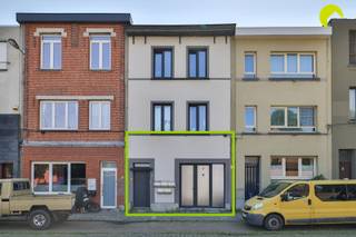 <p><span>Dit multifunctioneel pand vinden we terug in de Groenenhoek in Berchem en omvat een magazijn/werkruimte op het gelijkvloers en een kantoorruimte op de verdieping.</span></p><p><span> </span></p><p><span>We komen binnen via de glazen deur. Hier betreden we een grote, overdekte plaats. Links vinden we een kleine ontvangstruimte.</span></p><p><span> </span></p><p><span>Voor ons hebben we onderaan toegang tot een grote gelijkvloerse ruimte, ideaal voor opslag, showroom of een atelier.</span></p><p><span>Deze is voorzien van toilet.</span></p><p><span>Ook een kelder en tuintje zijn hier aanwezig.</span></p><p><span> </span></p><p><span>Via de buitentrap gaan we naar de eerste verdieping. Hier vinden we een open kantoorruimte, ingericht met sanitair en keuken.</span></p><p><span> </span></p><p><span>Verwarming door middel van een vernieuwde condensatieketel.</span></p><p><span> </span></p><p><span>EPC NR: F-label</span></p><p><span>P-score: A - G-score: A</span></p><p><span> </span></p><p><span>Oppervlakte volgens meting EPC</span></p><p><span> </span></p><p><span>Voor een bezoek ter plaatse bel: 03 449 42 41 of mail ons via hallo@habicom.be.</span></p><p><span>Benieuwd naar de waarde van jouw woning? Check het gratis op www.watismijnhuiswaard.be</span></p>