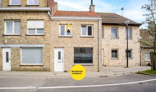 KIJKDAG ZATERDAG 11/04 VAN 14U TOT 16U! (graag vooraf inschrijven) Instapklare woning met 3 slaapkamers te Alveringem. Bent u op zoek naar een gezellige en instapklare woning in een rustige omgeving? Dan is deze charmante woning in Alveringem precies wat u zoekt. Op het gelijkvloers vindt u een aangename leefruimte die overgaat in de open keuken, wat zorgt voor een ruim en lichtrijk geheel. Aansluitend bevindt zich de eetkamer met zicht op de tuin, ideaal om te genieten van gezellige momenten met familie en vrienden. Verder beschikt het gelijkvloers over een praktische wasplaats, een apart toilet en een badkamer uitgerust met een douche en lavabomeubel. Op de bovenverdieping zijn er drie slaapkamers. De hoofdslaapkamer heeft een extra troef dankzij de aanwezigheid van een mezzanine, die perfect kan dienen als bureauruimte, dressing, zolder of extra slaapgedeelte. Ben jij benieuwd naar meer? Neem vandaag met ons contact op. De vermelde prijs is een richtprijs. Elk bod, hoger of lager dan deze prijs wordt voorgelegd aan de eigenaar, die zich het recht voorbehoudt om dit te aanvaarden of te weigeren.