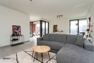 In het hart van Dendermonde, langs de commerciële hoofdader kan je dit uniek nieuwbouwproject Hof Van Saeys vinden. Woon, winkel en werk op...