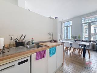 <p>ETTERBEEK, near Montgomery/Cinquantenaire and Rue des Tongres, close to public transport (underground, tram and bus), in a small block with low service charges, a beautiful, bright flat of approx. 77m². Solid wood flooring throughout.<br /><br /><u><strong>On the 1st floor:</strong></u></p>
<ul>
<li>Entrance hall</li>
<li>Living room of approx. 20m² with access to the balcony</li>
<li>Open-plan kitchen of approx. 6m², fitted (hob, extractor hood, fridge, freezer, dishwasher, sink and microwave)</li>
<li>Bedroom 1 of approx. 12m² with fitted wardrobes.</li>
<li>Bedroom 2 of approx. 9m²</li>
<li>Separate toilet</li>
<li>Bathroom (bath/shower, washbasin, space for washing machine)</li>
</ul>
<p>Cellar No. 3<br /><br />Provision for service charges: €50/month for communal areas<br />Individual gas heating<br /><br />Available from 01/09/2026<br />1-year lease</p>
