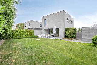 Deze moderne open bebouwing in Roeselare bevindt zich vlakbij het centrum en is vlot bereikbaar met de wagen, fiets en te voet. De jonge, groene en kindvriendelijke buurt maakt het een aangename plek om te wonen. De woning beschikt over twee volwaardige bouwlagen, een oprit voor drie wagens en een aparte carport.Via de inkomhal met gastentoilet kom je in de lichtrijke leefruimte met warm parket. Grote raampartijen zorgen voor een open gevoel. De open keuken sluit hier naadloos op aan en is volledig uitgerust met ingebouwde toestellen, een kwalitatief composieten werkblad en veel werkruimte. Aansluitend bevindt zich een praktische berging die dienst doet als wasplaats.De woning is omgeven door een zonnige, zuidwest georiënteerde tuin op een perceel van 379 m². De tuin is volledig omheind en voorzien van een ruim terras, tuinverlichting, een tuinhuis en een carport in duurzaam paddoekhout met laadpaal.Op de verdieping zijn er drie ruime slaapkamers, waarvan één met ingemaakte kasten. De badkamer beschikt over een dubbele lavabo, ligbad en inloopdouche. Daarnaast is er een apart toilet en extra bergruimte/technische ruimte.De woning is energiezuinig (label A), met verwarming via het warmtenet, 14 zonnepanelen en airco op de bovenverdieping. Gelegen in een doodlopende straat nabij winkels, scholen en belangrijke invalswegen. Startprijs: €425.000 - deadline bod: donderdag 11/06 14uDe algemene voorwaarden van Dewaele DIY kunt u steeds raadplegen via dewaele.com.Bestuursmaatregelen in het maatregelenregister: in aanvraag