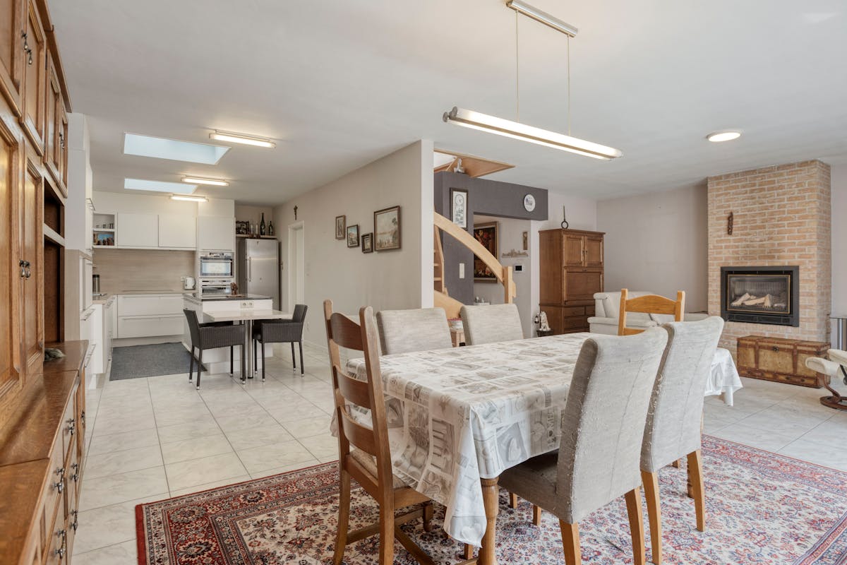Spacious house with 2 garages and elevator in the center of Veurne - photo 4
