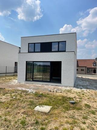 In opdracht van GhimmoHuysman bouwt Huysman Bouw deze luxueuze villa op een zuidoost georiënteerd perceel van 961m2. De woning is gelegen in St-Goriks met zicht op de Zwalmvallei.<br /><br />De villa wordt gekenmerkt door een strak moderne en minimalistische architectuur. De uitgekiende materialen zorgen voor een luxueuze én tijdloze uitstraling. Dankzij een slimme indeling geniet je maximaal van alle ruimtes. De grote glaspartijen bieden een perfecte connectie met de zuidoost georiënteerde tuin.<br /><br />Op het gelijkvloers is er een inkomhal met gastentoilet, een lichtrijke leefruimte met open keuken, een praktische wasplaats/bijkeuken en een garage. Op de eerste verdieping bevinden zich 3 slaapkamers waarvan 1 master bedroom met dressing, een grote badkamer met bad en douche en een berging.<br /><br />De woning staat reeds wind-en waterdicht gebouwd en wordt afgewerkt binnen de 8 maand na het maken van alle afwerkingskeuzes. <br /><br />Meer info? Contacteer onze bouwadviseur Ewout op 0497 588 888 of mail naar ewout@huysmanbouw.be  