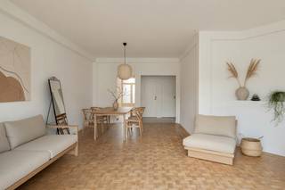 Ruim appartement op centrale locatie met terras én balkon<br /><br />Op een boogscheut van het Stadspark, op de 4e verdieping, ligt dit ruime en lichtrijke appartement. Het is bereikbaar via lift of trap.<br />Bij binnenkomst valt meteen de ruime inkomhal op, voorzien van ingemaakte kasten en een aansluiting voor de wasmachine.<br />Aan de voorzijde bevindt zich de royale leef- en eetruimte met authentieke houten blokjesparketvloer. Dankzij de grote raampartijen is er een prachtige lichtinval. Het uitzicht over de straat met veel groen aan de overkant zorgt voor een open en ruimtelijk gevoel.<br />Aansluitend bevindt zich de recent volledig gerenoveerde keuken, uitgerust met een inductiekookplaat met ingebouwde dampkap, combi-oven, heteluchtoven en vaatwasser. Een groot pluspunt is het aangrenzende balkon.<br />Achteraan de woning liggen twee slaapkamers, een apart toilet en de badkamer. Zowel de badkamer (met inloopdouche en lavabomeubel) als het toilet werden recent vernieuwd.<br />De grote slaapkamer biedt directe toegang tot het ruime, zonnige terras aan de achterzijde.