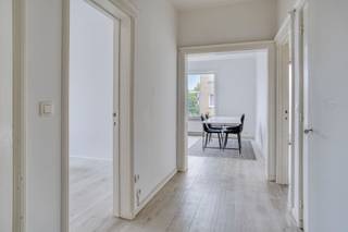 Recent vernieuwd appartement in aangename bruisende buurt.<br />Nabij het Te Boerlaerpark en op wandelafstand van diverse tavernes en winkels.<br /><br />Aparte inkomhal met vestiairemogelijkheid. <br />Ruime woon- en leefruimte op een vernieuwde tegelparket, met grote raampartijen die zorgen voor een fijne natuurlijke lichtinval. <br />Originele keuken voorzien van elektrische kookplaat en oven. <br /><br />2 Ruime en volwaardige slaapkamers. Originele badkamer met enkele lavabo, ligbad en toilet.<br />Dit appartement is onmiddellijk beschikbaar en geschikt voor maximum 4 personen.